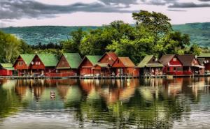 Tatai Derítő tó vízparti faházai